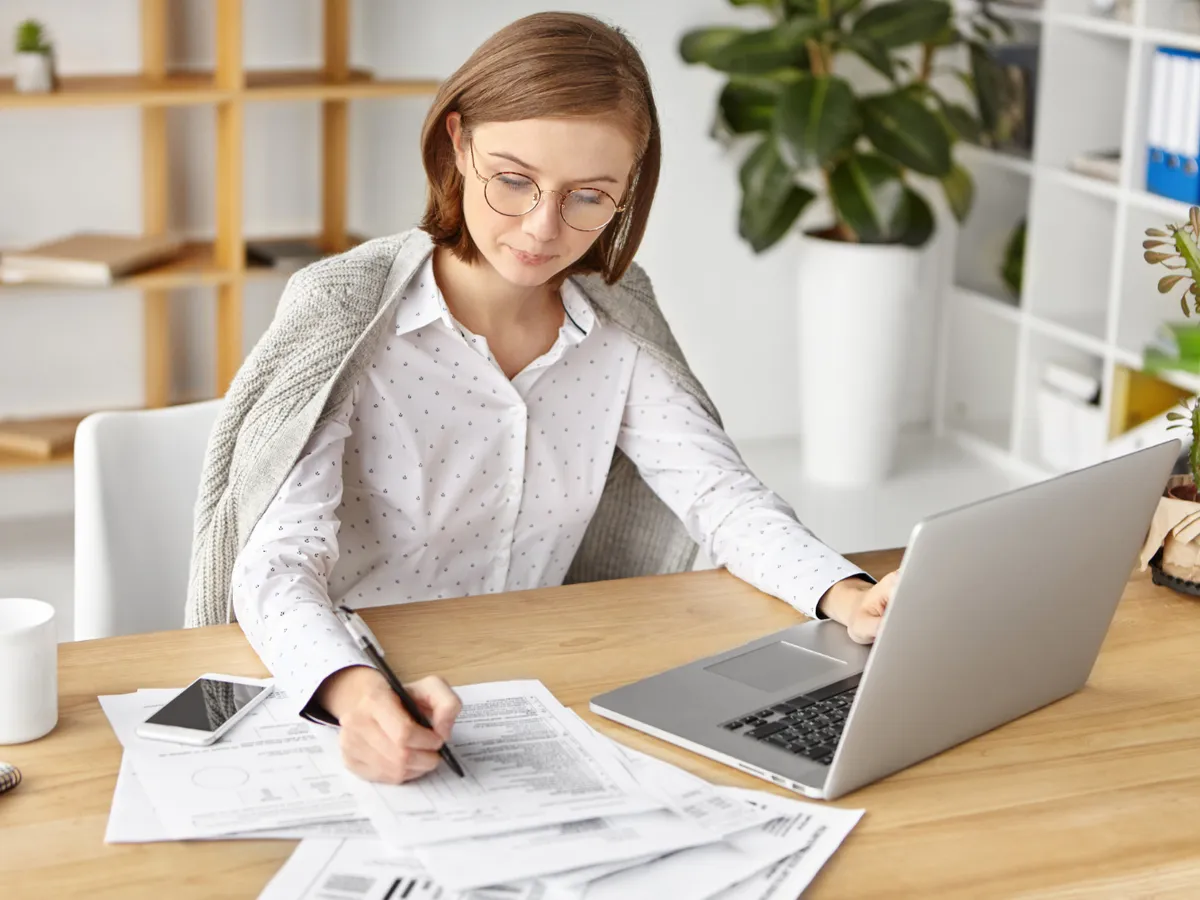 Până când trebuie să plătești taxele și impozitele, ca să ai o reducere de 10%? Cum faci cont pe ghișeul.ro? - Foto: Freepik (Imagine cu rol ilustrativ)