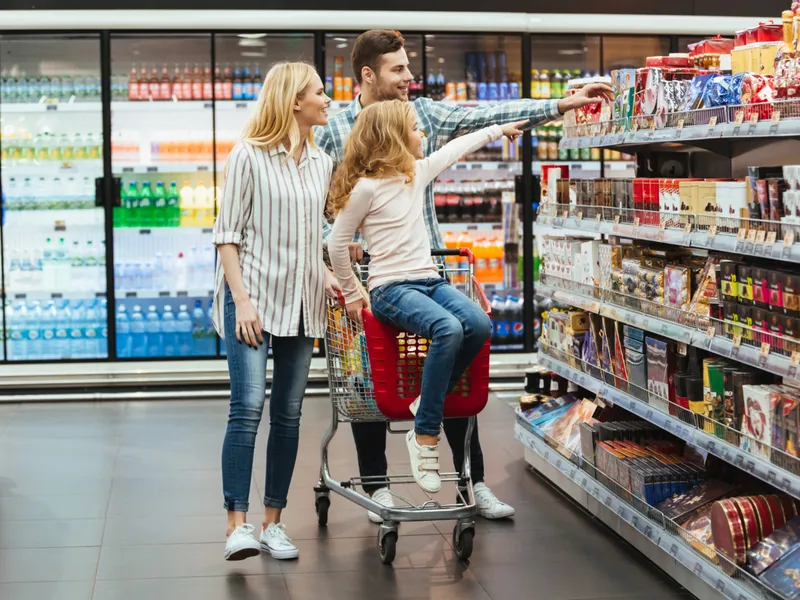 Angajat umilit la un supermarket. Ce l - pus șefa sa facă atunci când a găsit cafea expirată la raft - Foto: Freepik