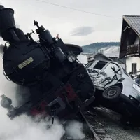 Mocănița din Suceava a fost răsturnată de pe șine după ce un șofer a intrat cu mașina în ea Foto: Antena3