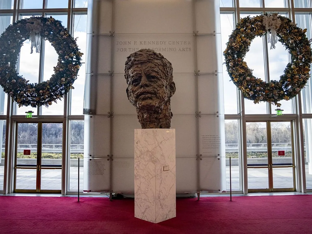 Numele lui Donald Trump este practic peste tot, de la vase de luptă, la clădiri guvernamentale diverse