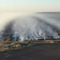 Terenul din Periș care arde și despre care se susține că ar fi sursa poluării.  Foto Garda de Mediu