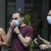 Parlamentarii AUR au depus un amendament prin care masca să nu mai fie obligatorie în toate spațiile publice/FOTO: Inquam Photos/Octav Ganea