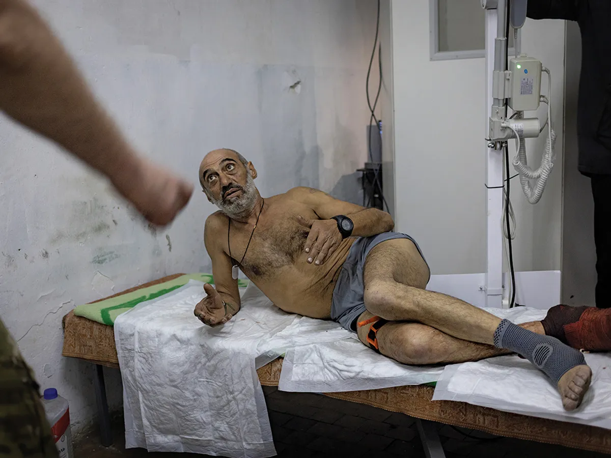 DIAGNOSTIC DEVASTATOR Un soldat, cu numele de cod Ara află că piciorul său va trebui amputat într-un spital de campanie din regiunea Donbas din Ucraina