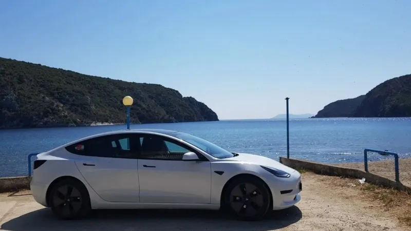 O familie a plecat cu o mașină electrică Tesla în Halkidiki: 14h pe drum, a încărcat de 3 ori - Foto: electromobilitate.com