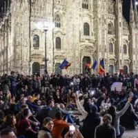 La protestele din Milano au fost și anti-vacciniști care au fluturat steagurile României. FOTO: gazetaromaneasca,it