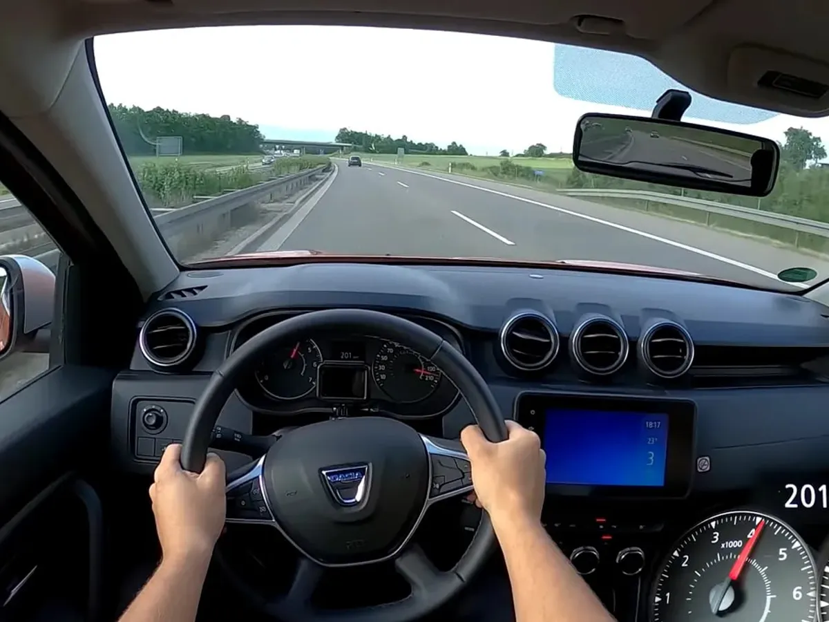 Dacia Duster 1.3 TCe 150 4x4 ajunge la 201 km/h cu pedala la fund pe autostradă. / Foto: Test Drive Freak, YouTube