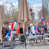 La Frankfurt, demonstranţii proruși s-au strâns în apropierea cartierului bancar din oraş, unde s-a aflat în faţa unei contra-manifestaţii pro-Ucraina - Foto: captură Twitter/ Alex Tiffin