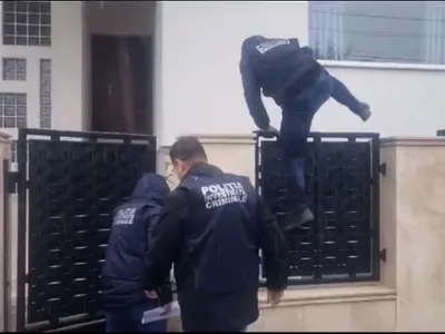 Un poliţist sare peste gardul lui Cătălin Cherecheş - Foto: captură video YouTube/Vasile Dale