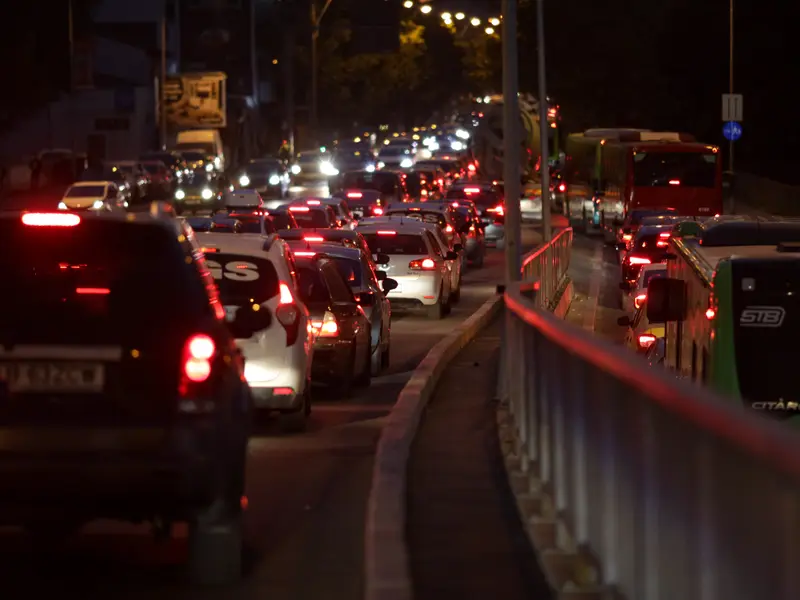 Revine amenintarea cu sprataxarea mașinilor poluante în zone centrale din marile orașe Inquam Photos / Octav Ganea