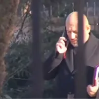 Cornel Dinicu, patronul de la Ferma Dacilor, la înmormântarea fiului mort în incendiu Foto: captură video