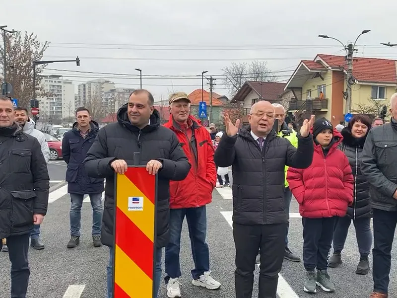 Primarul Clujului, Emil Boc, a inaugurat, alături de viceprimar și mai mulți oficiali din primărie, Podul Porțelanului. / Foto: captură video