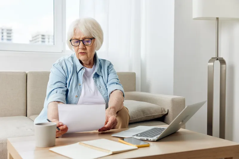 Pensionară făc&acirc;nd calcule - Foto: Freepik