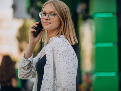 Femeie vorbind la telefon  - Foto: Magnific.com (Imagine cu rol ilustrativ)