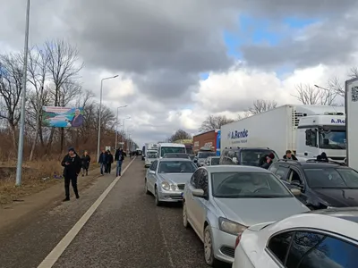 Coloana de maşini cu refugiaţi ucraineni se întinde pe 15 kilometri în vama Siret / adevarul.ro