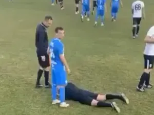 FOTO Scene incalificabile în România: un arbitru a fost bătut pe teren, după ce a acordat al doilea galben!