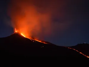 Vulcanul Merapi din Indonezia a erupt luni, acoperind satele din jur cu cenușă/FOTO: Unsplash