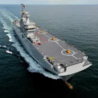 Portavion franțuzesc de tip Mistral.