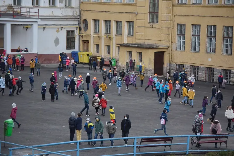 Elevii trebuie să țină masca și la orele de sport. Sursa imagine: Inquam Photos / Alex Nicodim