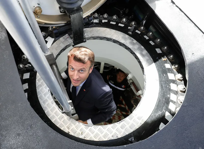 Președintele francez Emmanuel Macron &icirc;n noul submarin nuclear francez &bdquo;Suffren&rdquo; - Foto: Profimedia  Images