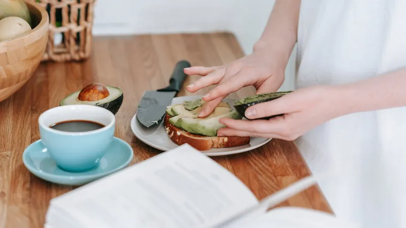 Dieta bazată pe plante reduce riscul bolilor și cancerului intestinal. Pericolul consumului de carne - Foto: Pexels