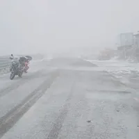 Motociclistul nu a mai putut să continue călătoria pe Transalpina din cauza frigului Foto: DRDP