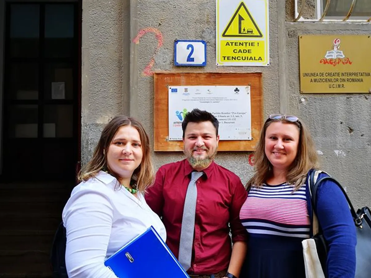 Activistul Patrick Brăila, alături de avocata Iustina Ionescu și reprezentanta Accept, Teodora Ion-Rotaru, după audierea la CNCD. Foto: Accept