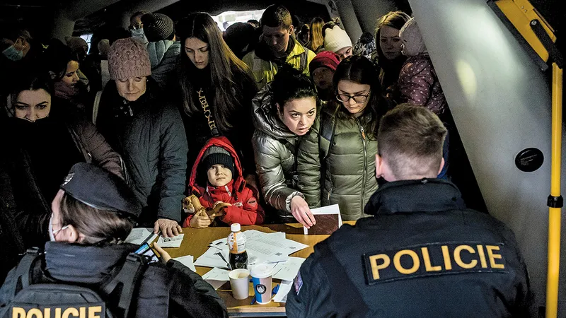 Ucraineni solicită permise de ședere pentru străini la sediul poliției din Praga, Republica Cehă