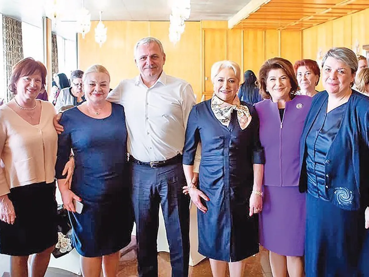 Gabriela Coman (prima din stânga), șefa Autorității Naționale pentru Protecția Copilului și vicepreședintă a Organizației de Femei a PSD, la petrecerea de
8 martie dată de partid, pe când Liviu Dragnea era încă la putere