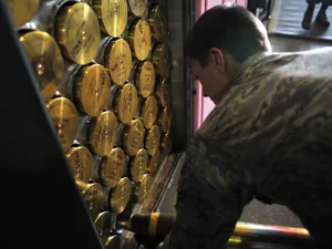 Trump înarmează Ucraina. SUA aprobă vânzarea a două pachete militare de 330.000.000$. UE plătește - Foto: Profimedia images