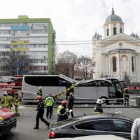 Un autocar cu 50 de turiști din Grecia a agățat una dintre porțile de presemnalizare ale Pasajului de la Unirii Foto: INQUAM Photos/George Călin