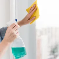 Cum să speli geamurile, ca să nu rămână urme? Soluția de 5 lei făcută acasă, pentru curățat ferestre - Foto: Freepik.com (rol ilustrativ)