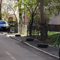 Unii bucureșteni ocupă abuziv trotuarele pentru a-și parca mașinile Foto: Reddit