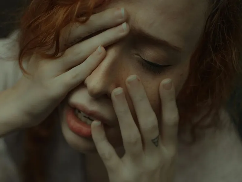Tânără femeie plângând - Foto: Pexels/Ana Bregantin