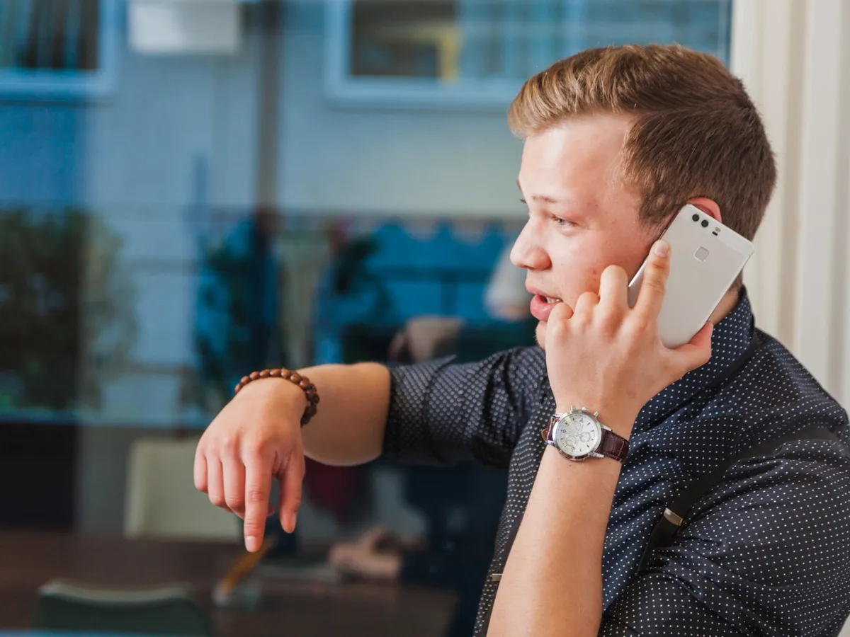 Bărbat care vorbește la telefon - Foto: Magnific.com (Imagine cu rol ilustrativ)