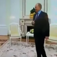 Vladimir Putin dă semne de boală la fiecare apariție publică/ Captură: RBC TV