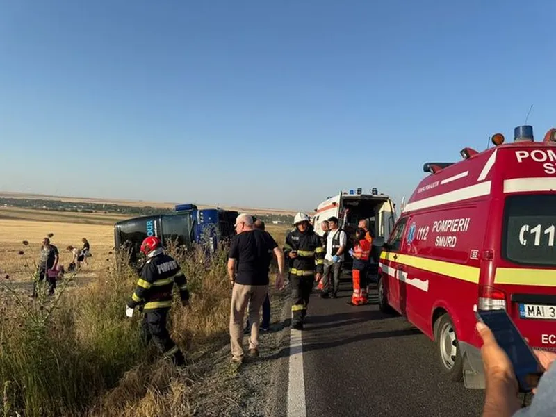 Plan roşu de intervenţie. Un autocar cu 60 de persoane s-a răsturnat în judeţul Constanţa - Foto: ISU Dobrogea