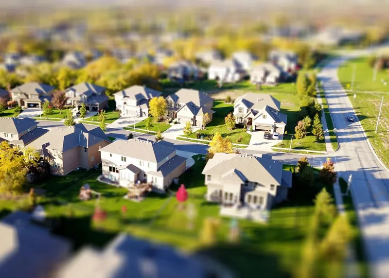 Imagine de ansamblu cu o vecinătate suburbană tipic americană - Foto: Pexels/David McBee