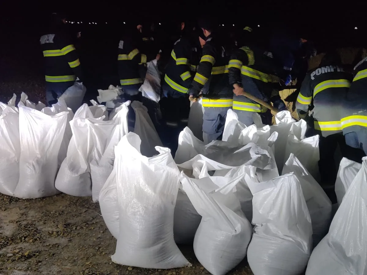 Sute de persoane au fost evacute din cauza inundațiilor produse de râul Putna. Avertizări meteo