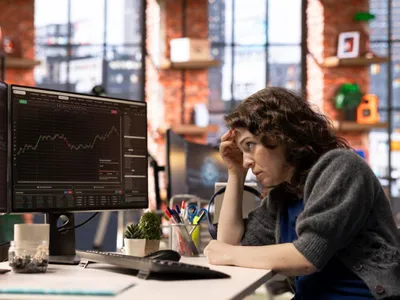 Femeie urmărind grafice cu situaţii statistice complicate - Foto: Freepik/standret