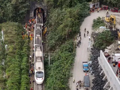 Cel mai grav accident feroviar din Taiwan, provocat de o camionetă. / Foto: cnn.com