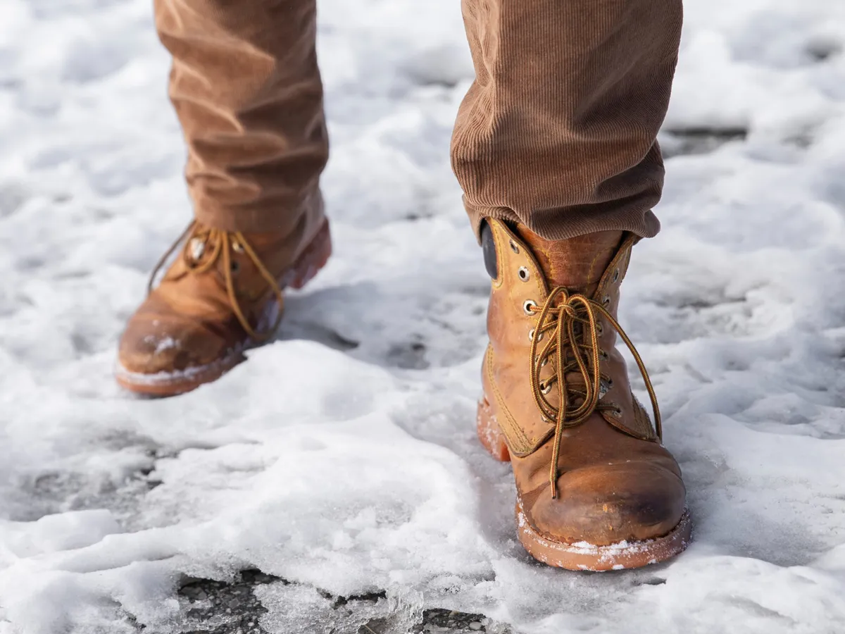 Persoană care merge prin zăpadă - Foto: Freepik (Imagine cu rol ilustrativ)