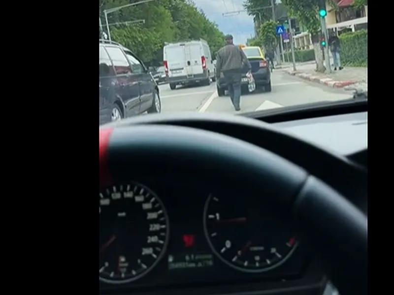 VIDEO Un pieton beat se crede maşină şi pleacă odată cu ele, de la stop - Foto: Facebook/emma_food533