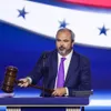 Președintele Comitetului Național Republican (RNC), Joe Gruters, folosește un ciocan uriaș de judecător pentru a marca începutul celei de-a doua zile a Convenției Naționale Republicane din 2026 Foto: profimediaimages.ro