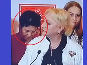 Maria Lazăr a stat în spatele Vioricăi Dăncilă, la anunțarea exit-poll-urilor. Captură foto David Oprea