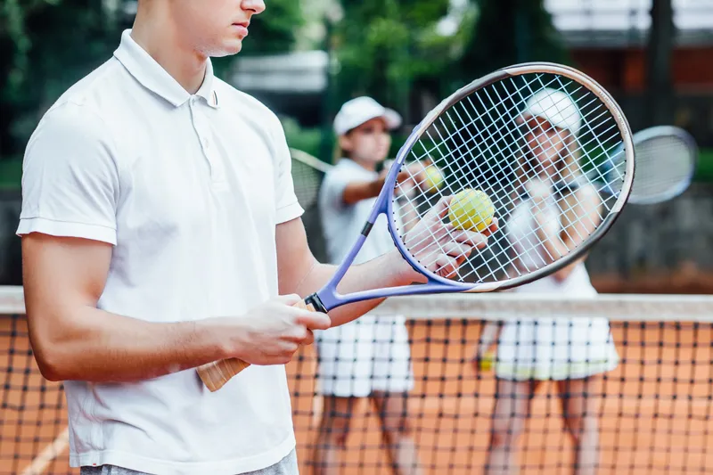 Trei persoane pe un teren de tenis care se pregătesc să joace - Foto: Freepik (rol ilustrativ)