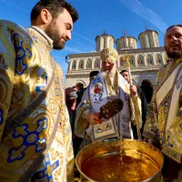 Scandal în Biserica Ortodoxă. Doi preoți din Suceava, filmați drogându-se și dansând la bară - Foto: Profimedia images - Caracter ilustrativ