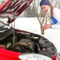 Frig, bateria învârte greu și motorul nu pornește? Cum îi dai curent mașinii corect cu cabluri - Foto: Freepik - Imagine cu rol ilustrativ