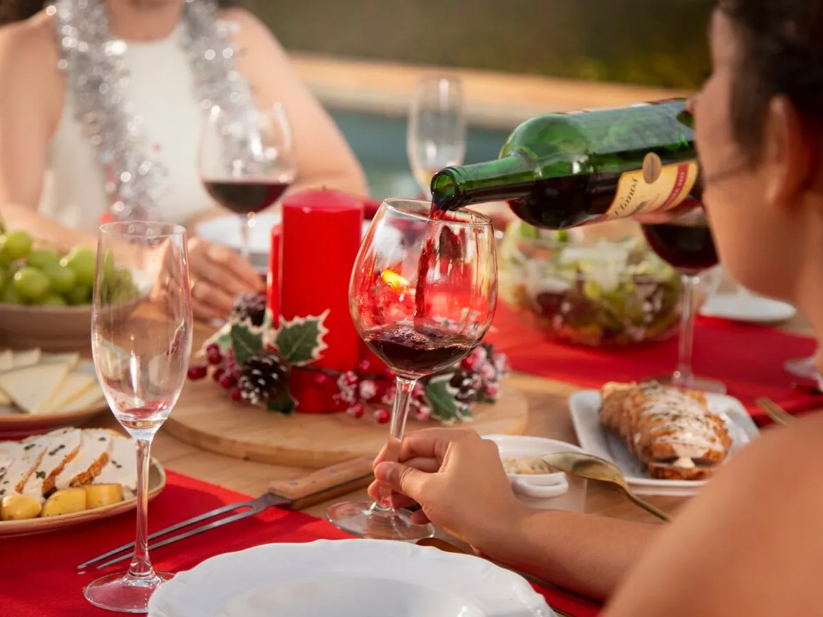 Ce vin bei la masa de Crăciun: alb, roșu, sec sau dulce? Ce se potrivește cu sarmalele si friptura? - Foto: freepik.com (rol ilustrativ)