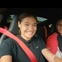 Mark Webber a învățat-o pe tenismena Emma Răducanu cum „să țipe” la volanului un Porsche. / Foto: captură video