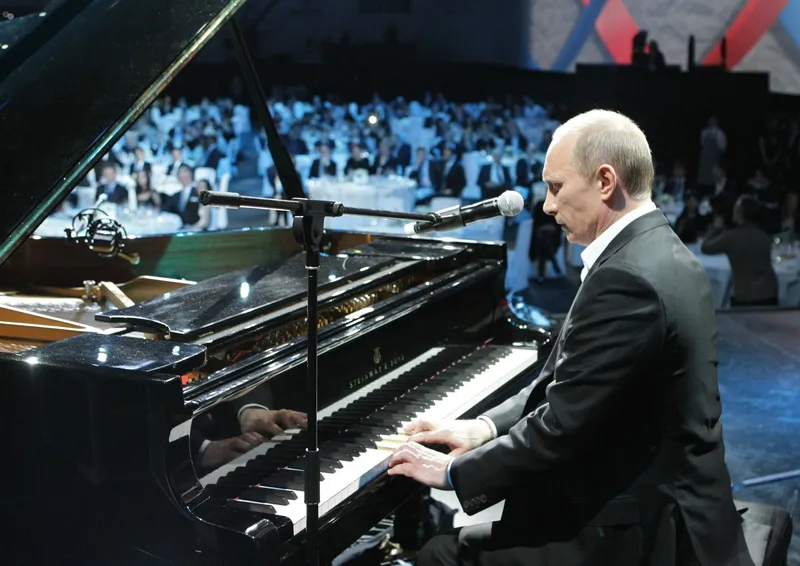 Vladimir Putin, premier în 2010, cântă la pian în timpul unui concert caritabil la Sankt Petersburg - Foto: Profimedia Images